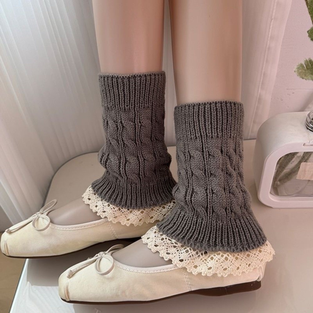 Boot Sock Slouchy - ヴィンテージ風のレースフリルが施されたニットレッグウォーマー。ゆったりとした編み地で、ブーツの裾に巻き付けて冬に暖かく過ごせる、バレエシューズに合わせるのに最適なアンクルソックカバー。