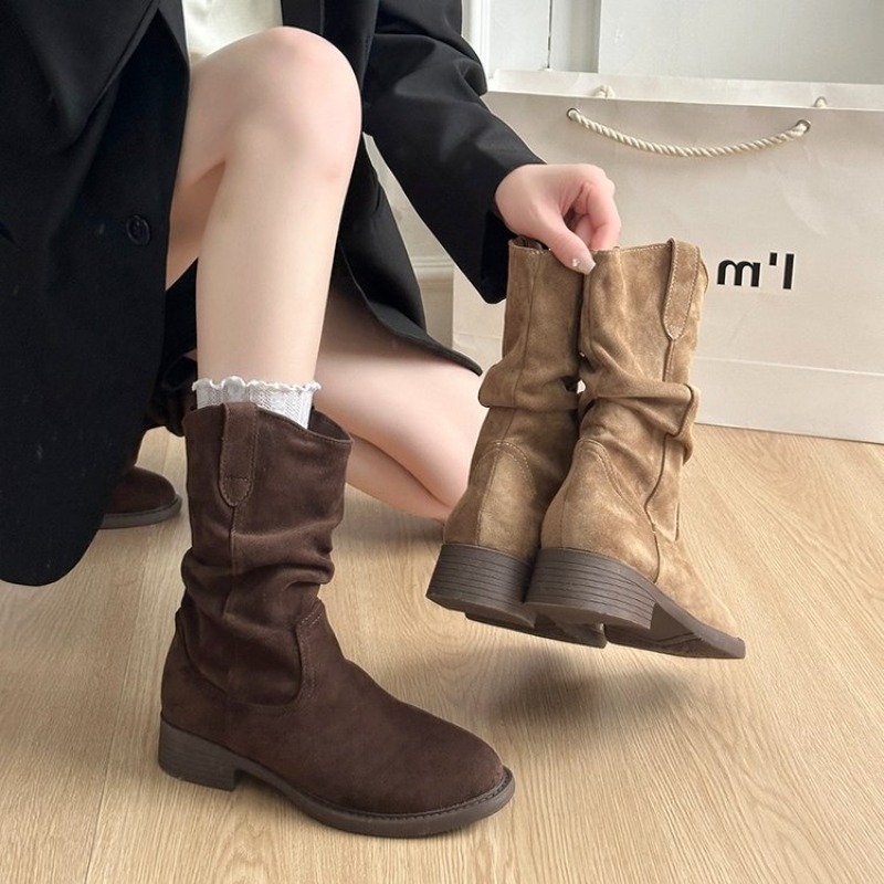 女性用、ゆったりとしたシルエットのミドル丈ブーツ。スエード素 - Boot Sock Slouchy のレビューと価格